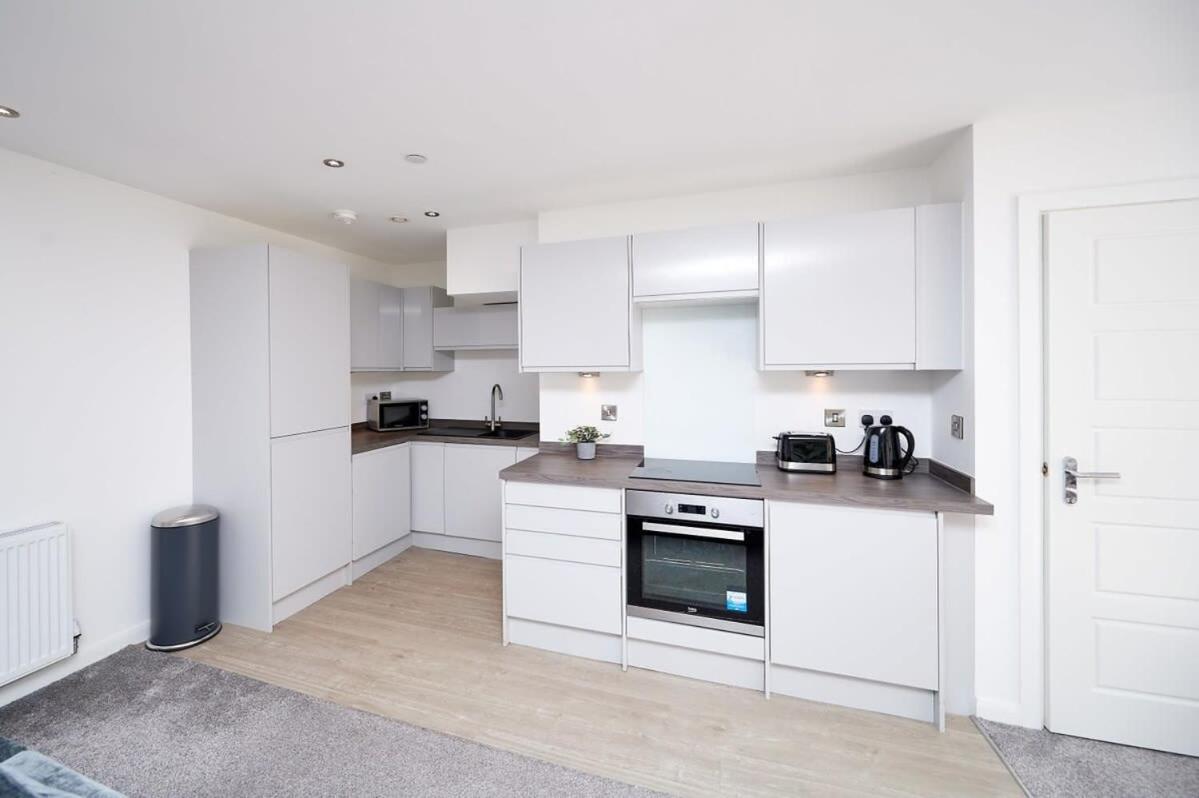 Modern 2 Bedroom Apartment In Preston Престон Экстерьер фото