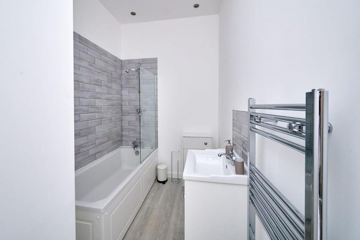 Modern 2 Bedroom Apartment In Preston Престон Экстерьер фото