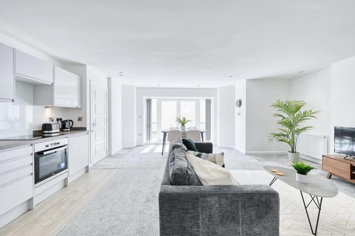 Modern 2 Bedroom Apartment In Preston Престон Экстерьер фото