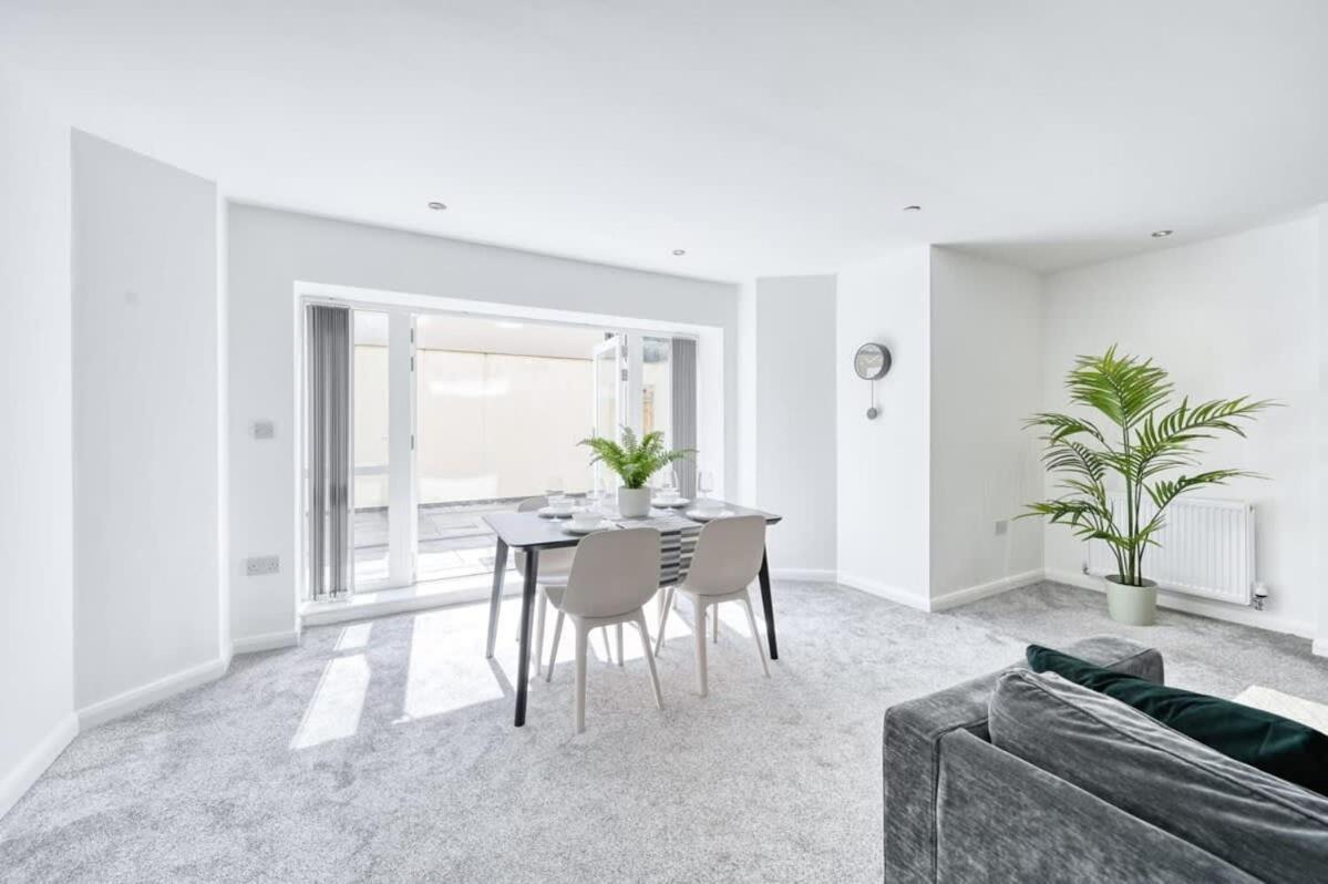 Modern 2 Bedroom Apartment In Preston Престон Экстерьер фото