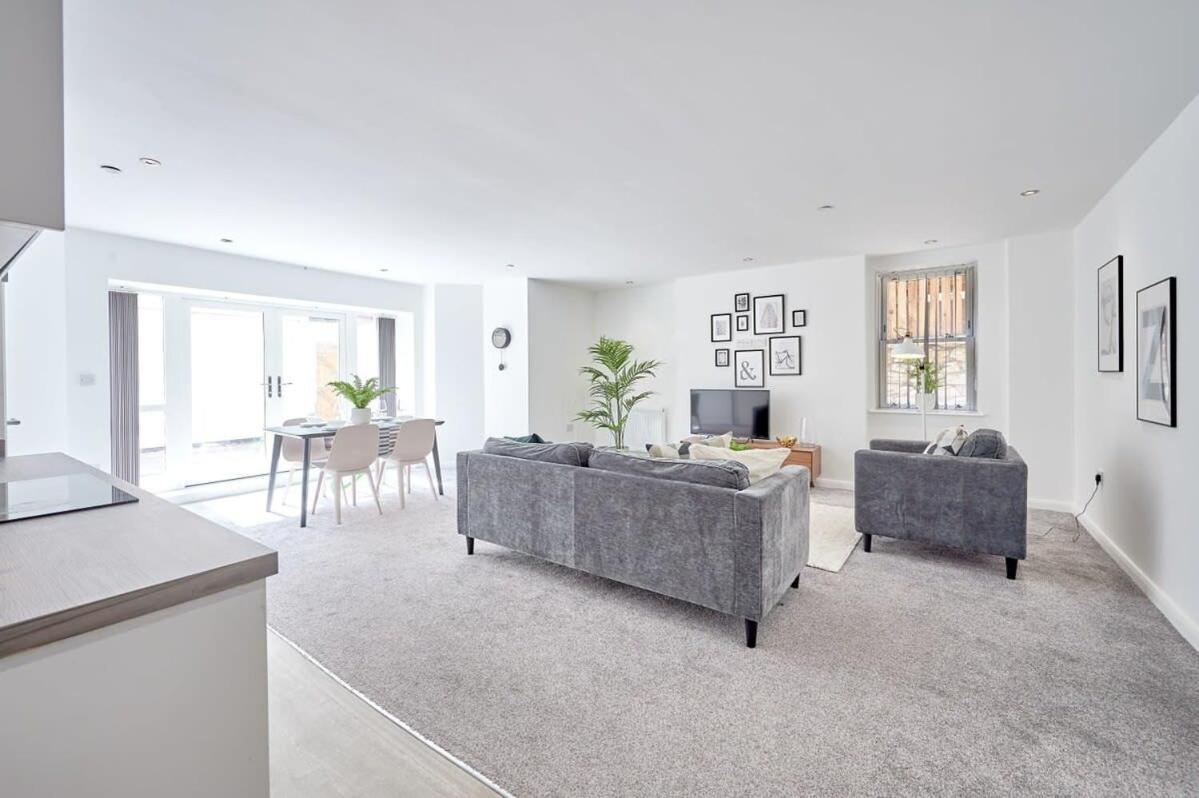 Modern 2 Bedroom Apartment In Preston Престон Экстерьер фото